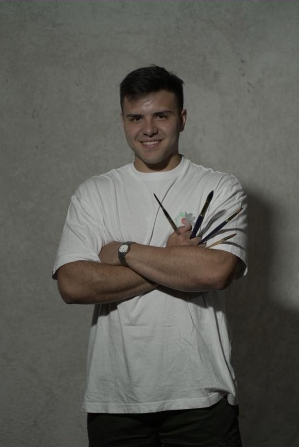Santiago Ornaghi con pinceles